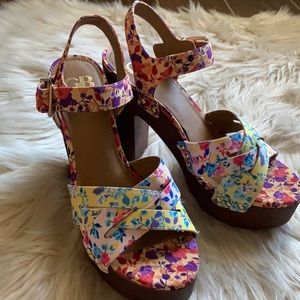 Cute floral print sandals with heel